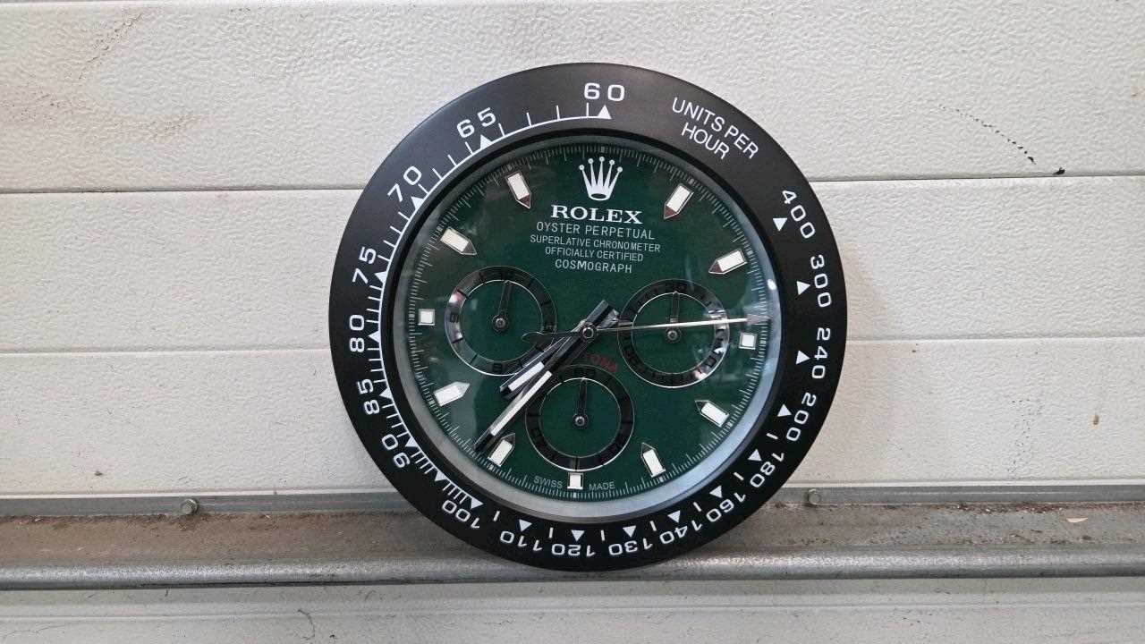 Lot 37 - ROLEX STYLE DAYTONA BLACK/GREEN WALL CLOCK