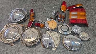 Lot 613 - BOX OF HUB CAPS AND LIGHTS