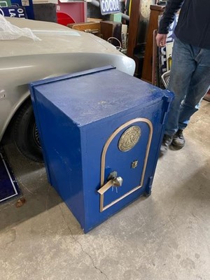 Lot 316 - SAFE WITH KEY