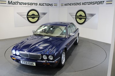 Lot 90 - 2001 DAIMLER V8 AUTO