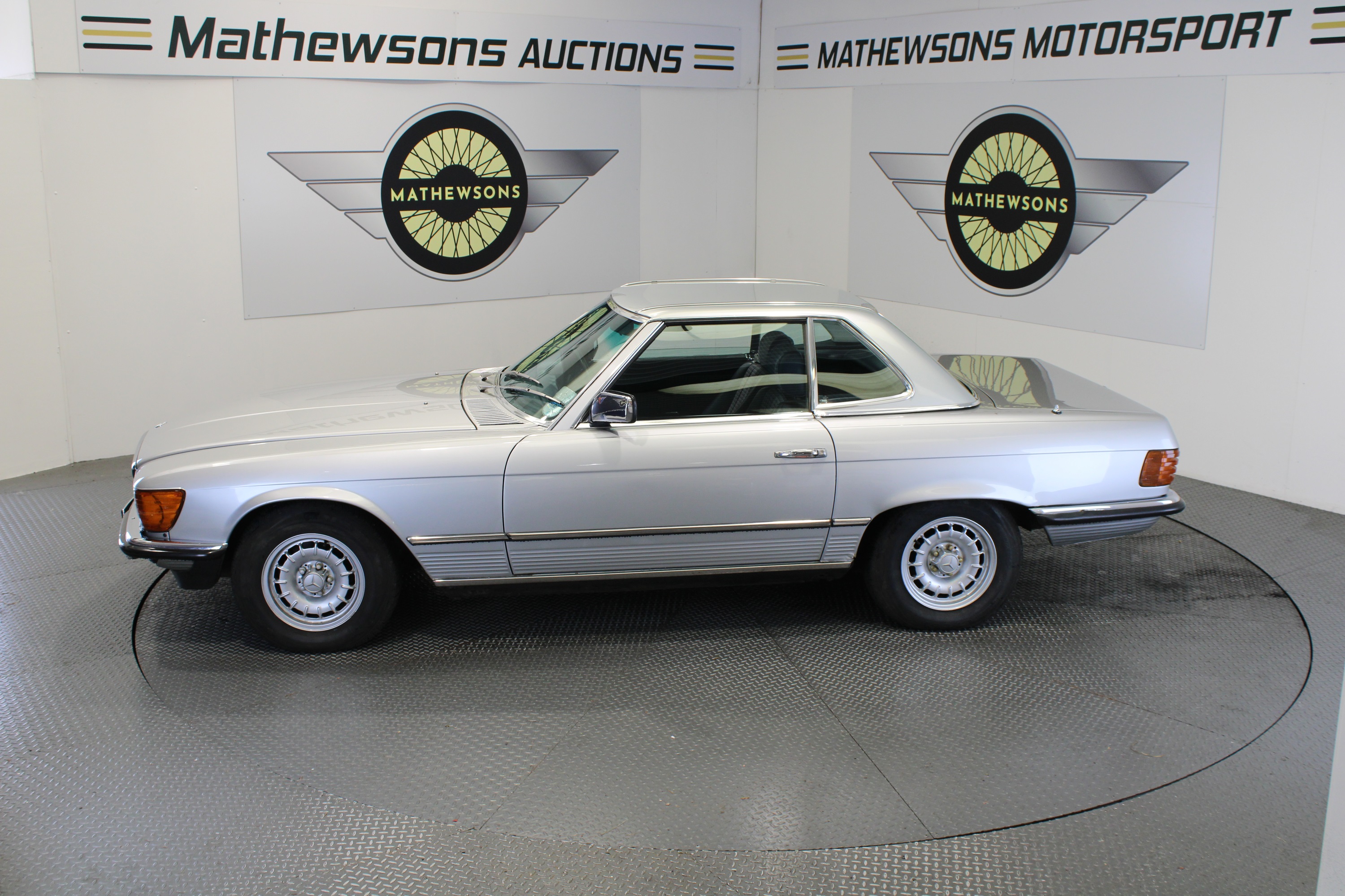 Lot 284 - 1985 MERCEDES 280 SL AUTO