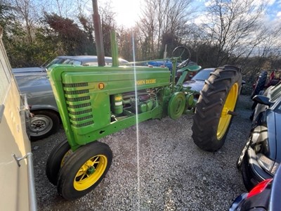 Lot 425 - JOHN DEERE MODEL B TRACTOR