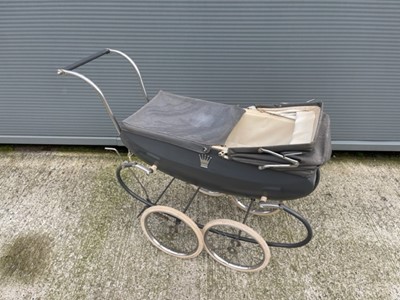 Lot 67 - DOLLS PRAM