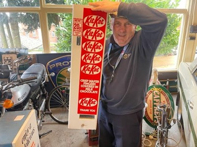 Lot 576 - KITKAT VENDING MACHINE
