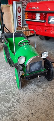Lot 8 - GREEN PEDAL CAR