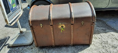 Lot 259 - LARGE TRUNK
