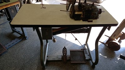 Lot 389 - SINGER SEWING MACHINE
