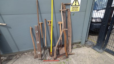 Lot 99 - GARDEN TOOLS