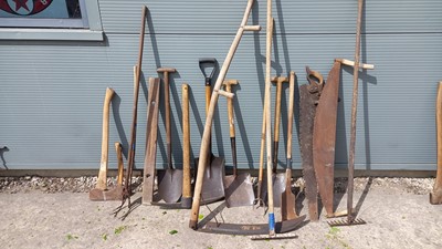Lot 191 - GARDEN TOOLS