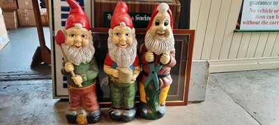 Lot 371 - X3 GNOMES