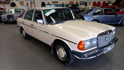 Lot 378 - 1982 MERCEDES 230E AUTO