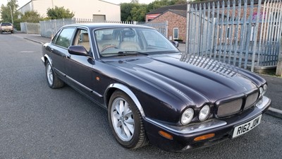 Lot 90 - 1998 JAGUAR XJ8 AUTO