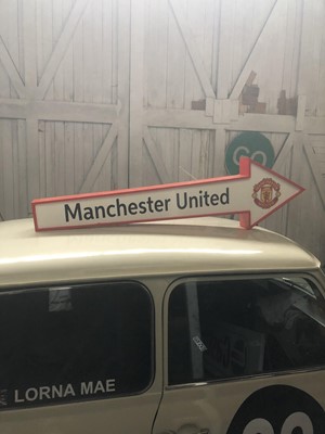 Lot 599 - MANCHESTER UTD ARROW (4FT) DOUBLE SIDED