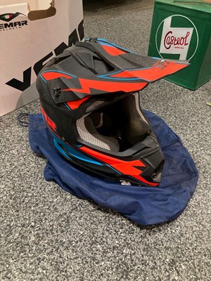 Lot 305 - VEMAR CHILDS CRASH HELMET SIZE M