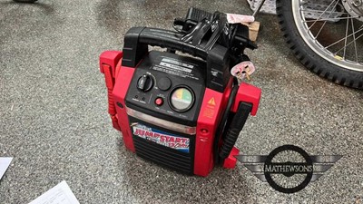 Lot 476 - 12V / 24V MACHINE MART CAR BATTERY BOOSTER WITH CHARGER