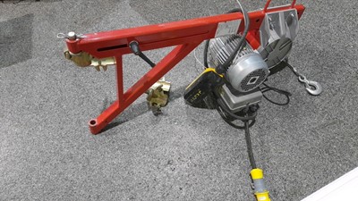 Lot 113 - RED SCAFFOLDING ELECTRIC HOIST